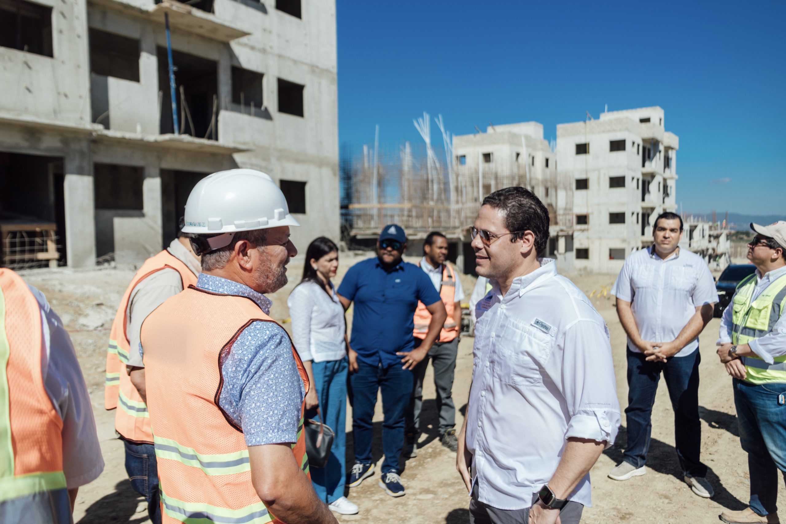 Ministro Bonilla supervisa avances en la construcción de  “Mi Vivienda Hato del Yaque” en Santiago